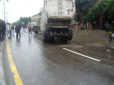 Bakıda ağır qəza: “KamAZ” aşdı