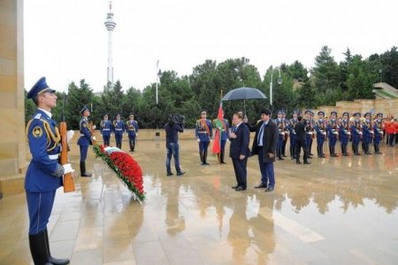 Nəvaz Şərif ümummilli lider Heydər Əliyevin məzarını ziyarət edib