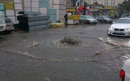 Bakının əksər yollarını sel basdı