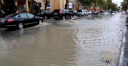 Bakının rayon icra hakimiyyətlərindən yağışla bağlı açıqlama: Problem yoxdur