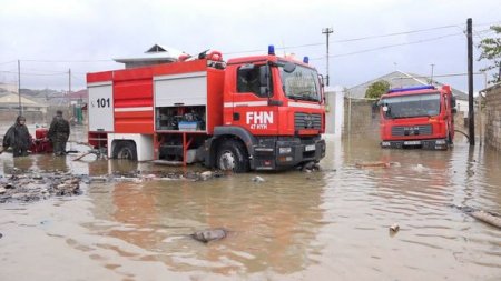 Bakıda su basmış evlərdən 77 nəfər təxliyə olunub