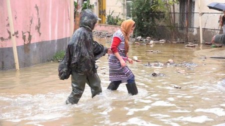 Bakıda su basmış evlərdən 77 nəfər təxliyə olunub