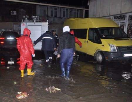 Bakıda su basmış evlərdən 77 nəfər təxliyə olunub