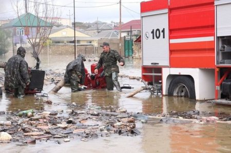Bakıda su basmış evlərdən 77 nəfər təxliyə olunub