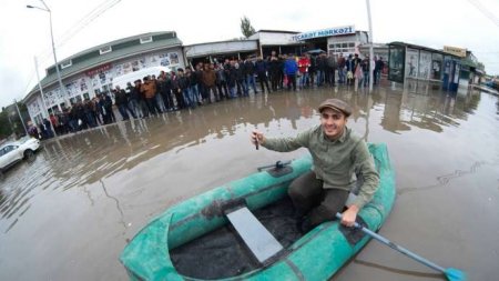 Azərbaycanlı gənc rezin qayıqla şəhərdə gəzdi