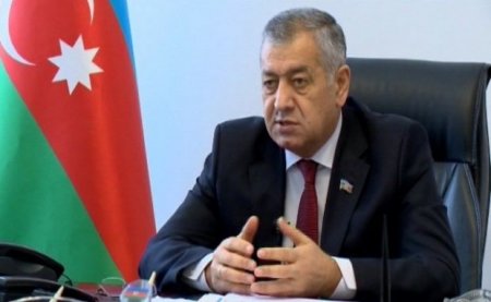 Deputat bankları dollar maxinasiyasında ittiham etdi, Palata sədri “sirdir” dedi