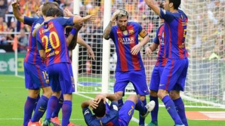 Azarkeş Suares və Neymarın başına su qabı atdı
