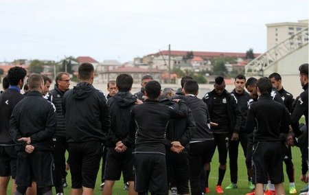 Azarkeşlər “Neftçi” futbolçularını başlarını kəsməklə hədələdilər