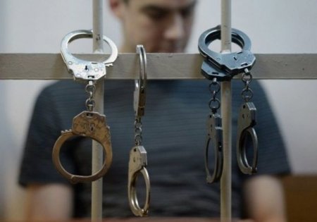 Gömrük əməkdaşı: Qadın avam olduğu üçün ondan 2200 dollar rüşvət aldım