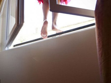 Bakıda 26 yaşlı qız özünü binadan atdı