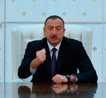 İlham Əliyev 21 illik baş bankiri qovur?!