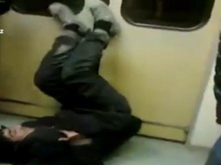 Bakı metrosunda xəstə adamı vaqondan sürüyüb atdılar