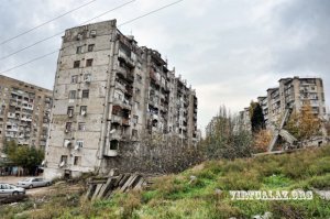 Bakıda bina 18 metr sürüşdü, sakinlər küçədə gecələyir Bakıda bina 18 metr sürüşdü, sakinlər küçədə gecələyir
