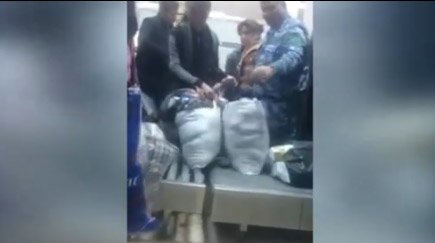 “Başımda 24 milyon şey var...” deyib qadınları söyən gömrük zabiti qovuldu