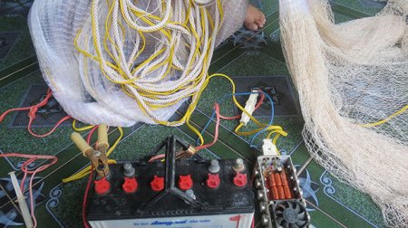 Balıq tutmaq üçün nohura elektrik buraxan şəxsi cərəyan vurdu