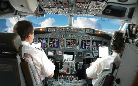 Qəhrəman pilot 450 min dollar mükafat aldı