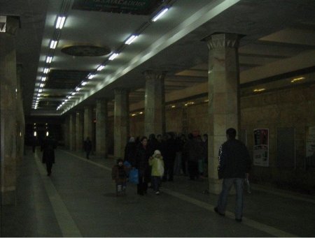 Metroda işığın sönməsi problem yaratdı