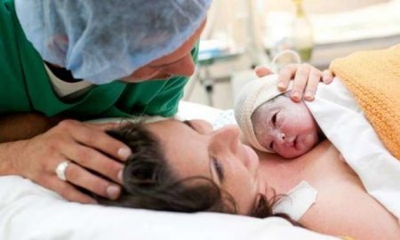 Azərbaycanda atanın doğuşu izləməsinə icazə verilir