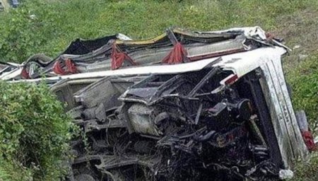 Pakistanda sərnişinlə dolu avtobus uçuruma düşüb:
