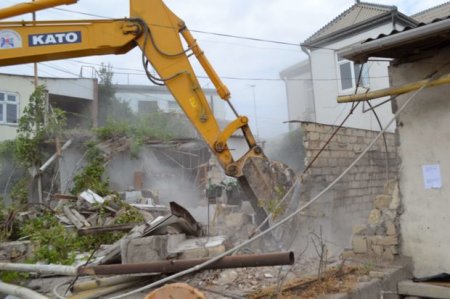 Pirşağı qəsəbəsindəki evlərin bir hissəsi sökülür