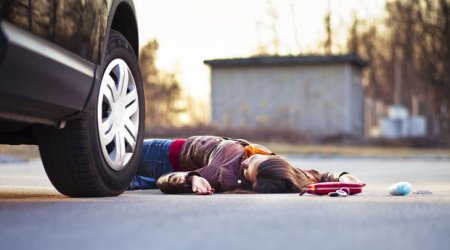 Salyanda avtomobil iki qadını vurub, ölən var