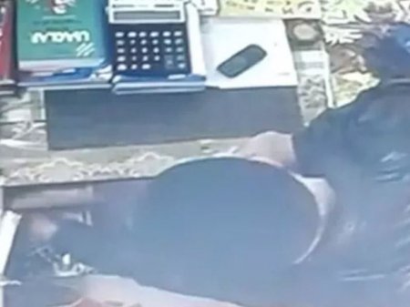 Bakıda qoca kişinin oğurluğu kameraya düşdü