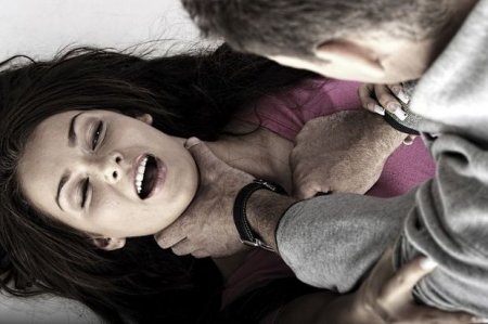 İki kişi tərəfindən zorlanan qadın zinaya görə həbs edildi