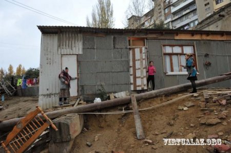 Bakıda bina 18 metr sürüşdü, sakinlər küçədə gecələyir