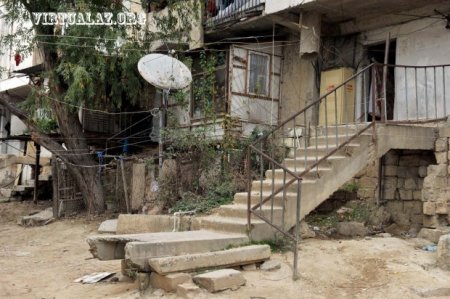 Bakıda bina 18 metr sürüşdü, sakinlər küçədə gecələyir