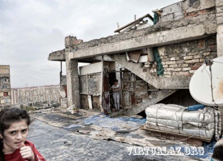 Bakıda bina 18 metr sürüşdü, sakinlər küçədə gecələyir