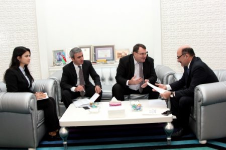 Mədəniyyət və turizm naziri Əbülfəs Qarayev Macarıstanın ölkəmizdəki səfiri İmre Laslotskini qəbul edib