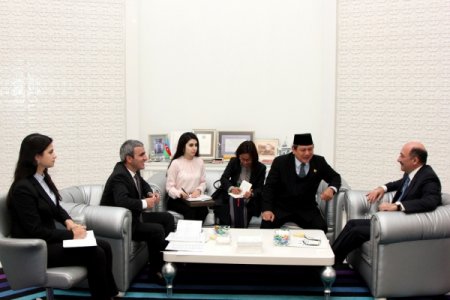 Mədəniyyət və turizm naziri Əbülfəs Qarayev İndoneziyanın ölkəmizdəki səfiri Husnan bey Fananini qəbul edib