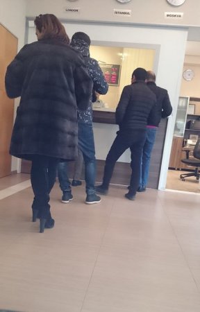 İngilis gəlib 8 min dollar “xırdaladı”, azərbaycanlı gənc isə 20 dollar axtarırdı...
