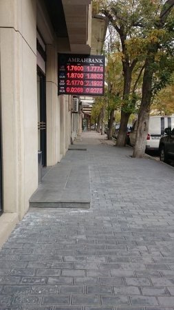 İngilis gəlib 8 min dollar “xırdaladı”, azərbaycanlı gənc isə 20 dollar axtarırdı...