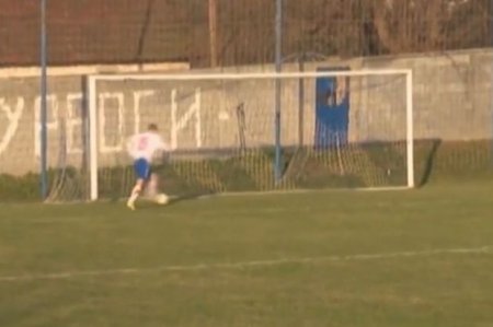 Futbolçu bir neçə santimetr məsafədən topu boş qapıya vura bilmədi