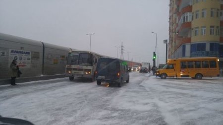 Bakı qardan sonra: Yollar dondu, tıxac yarandı