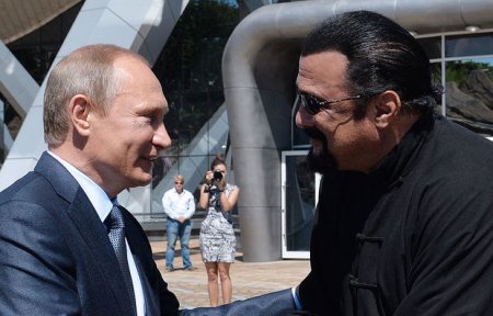 Putin Stiven Siqala Rusiya vətəndaşının pasportunu şəxsən təqdim edib