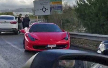 Məşhur futbolçu “Ferrari”si ilə qəza keçirdi