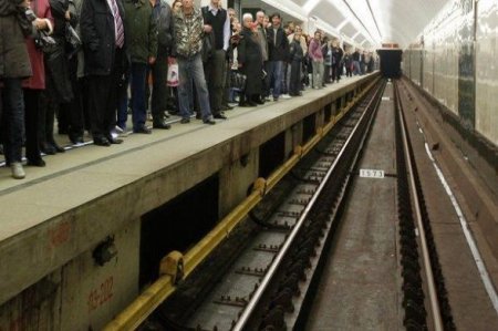 Bakı metrosunda kişi özünü relslərin üzərinə atdı