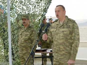 Ali Baş Komandan İlham Əliyev hərbi avtomobilin sükanı arxasında