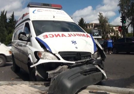 Bakıda “Təcili yardım” avtomobili qəzaya uğrayıb: Ölən var