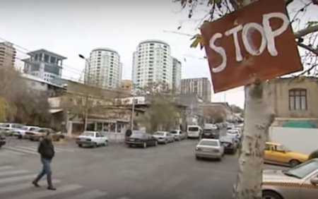 Bakıda sürücüləri çaşdıran taxta yol nişanı