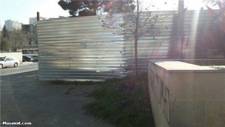 Milyonlar xərclənən parkı zəbt edib hissə-hissə satırlar