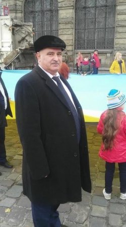 Azərbaycanlı diaspor təmsilçisi küçədə soyundu