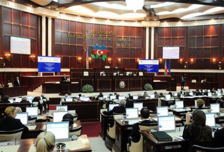 Parlamentdə büdcə müzakirələri: İxtisarların qarşısı alınsın