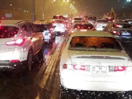 Bakıda qar yollarda tıxaca səbəb oldu