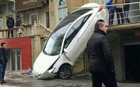 Bakıda “Hyundai” ikinci mərtəbədən aşdı