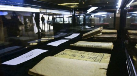 Zibilyığan şəxs kitabxanaya minlərlə qədimi kitab bağışladı