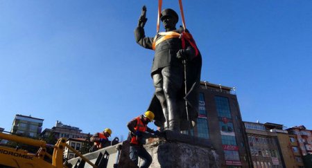 Türkiyədə Atatürkün heykəlini yıxdılar