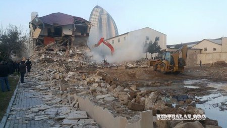 Bakıda qəfil sökülən otel və ona bitişik obyektlər kimindir?